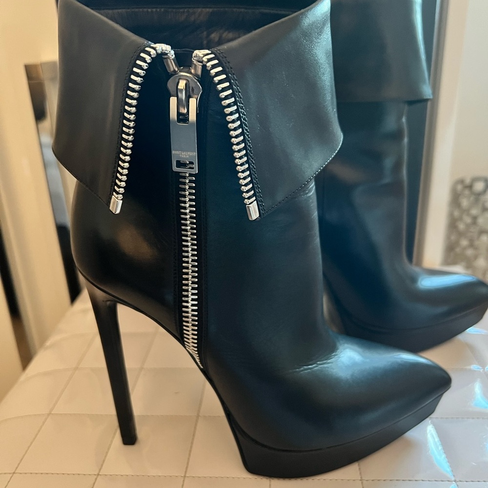 YSL BOOTIES!! SAINT LAURENT